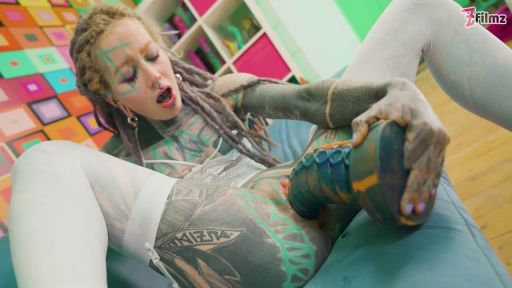 Неужели она затолкает этого монстра себе в жопу?